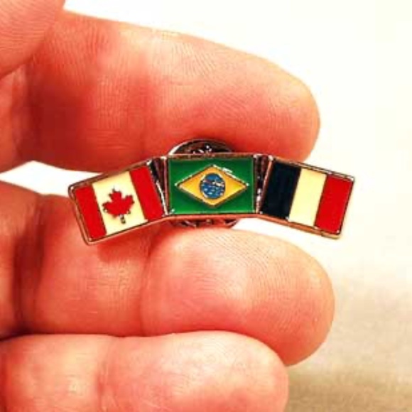 BRASIL/CANADA/FRANCE FRIENDSHIP LAPEL PIN FULL COLOUR ENAMELLED METAL - Picture 1 of 1